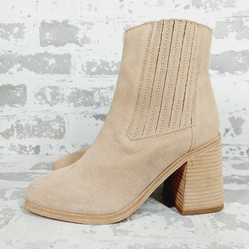 NEW Andre Assous Naia Suede Tan Block Heel Ankle Bootie i468 - Picture 1 of 12